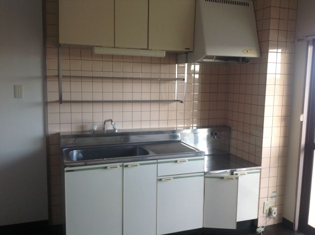 Kitchen. Gas stove is can be installed kitchen. 