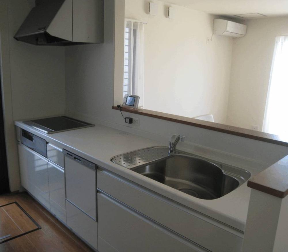Other Equipment. Sliding ・ Large-capacity storage cabinets. Stylish and plenty of storage amount. This is a system kitchen and fulfilling equipped with useful items and some. Room (August 2013) Shooting