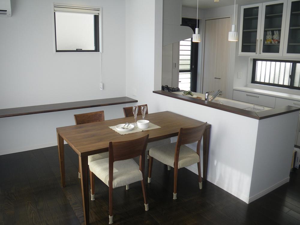 Same specifications photos (Other introspection). ■ 11-10 No. land Dining around While the wife is cooking, Children or homework at the counter. It will start living the family lead.