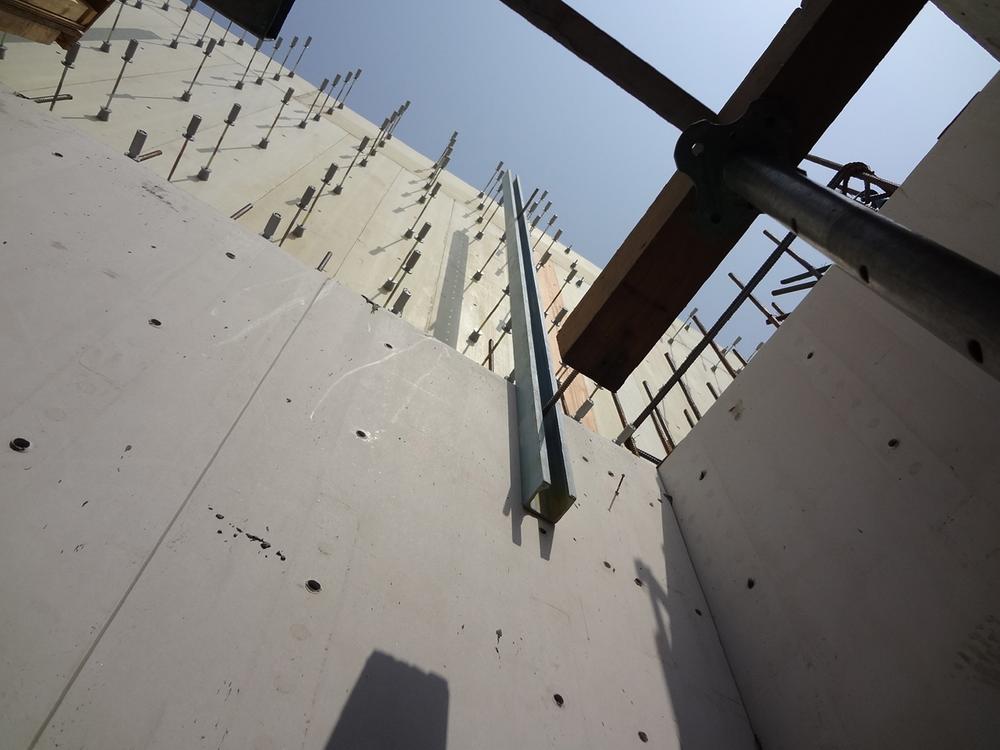 Construction ・ Construction method ・ specification. Because made of FRP which mold for pouring concrete and excellent peeling performance, Surface after the concrete curing, You finish in the state of most repair does not require a smooth. 