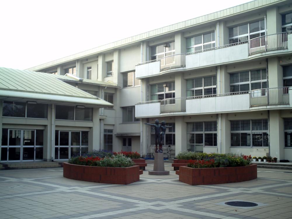Primary school. 1300m until the solder Municipal Yokokawa Elementary School