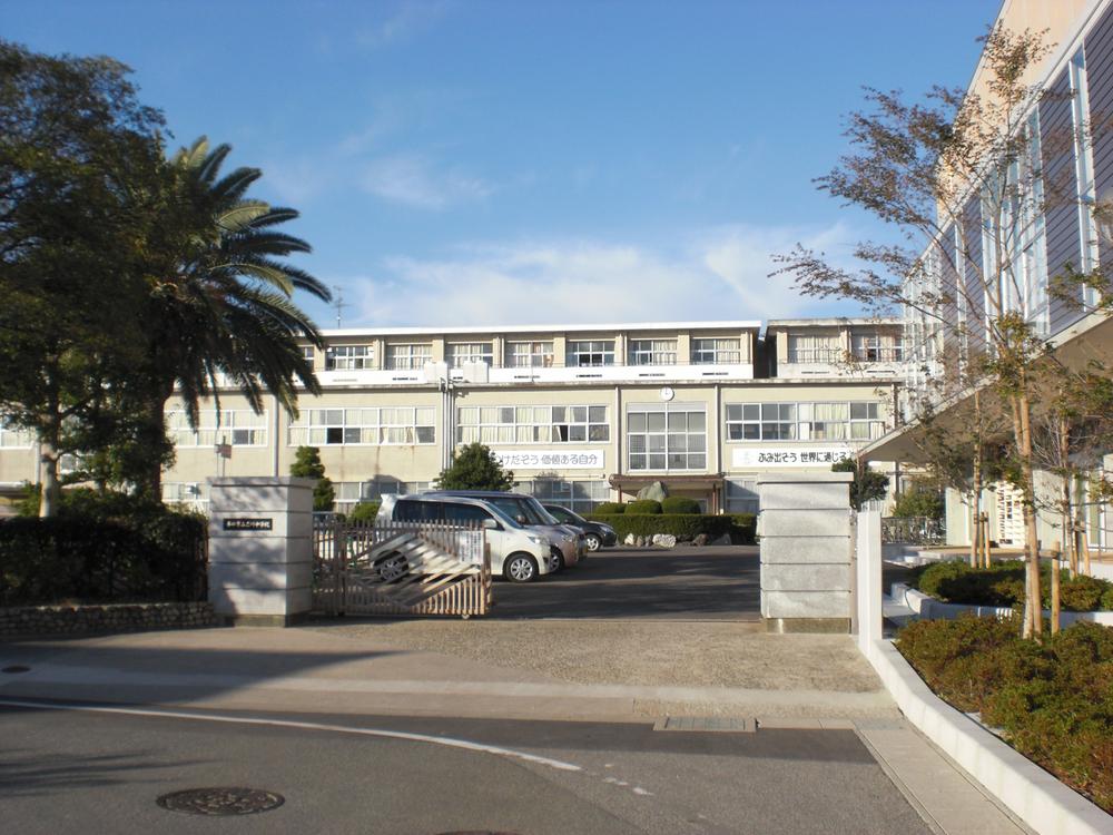 Primary school. 1420m until the solder Municipal Yokokawa Elementary School