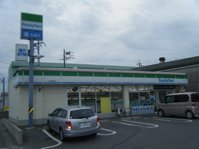 Convenience store. FamilyMart solder oriental store up (convenience store) 337m