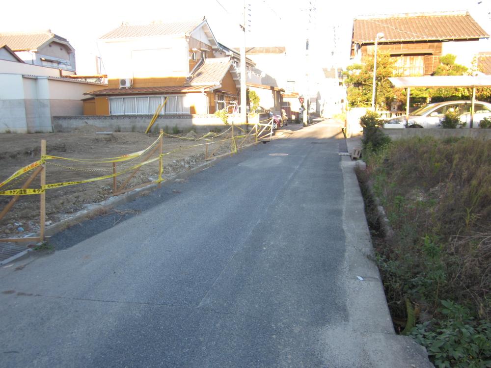 Local photos, including front road. Front road south 4.3m