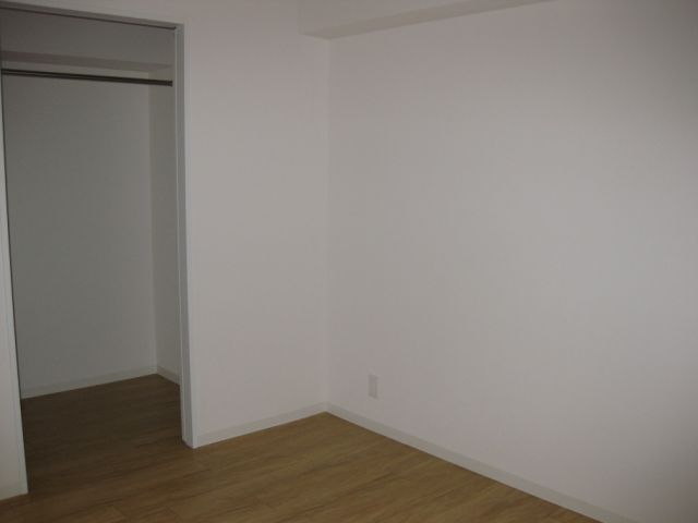 Living and room. It is north Interoceanic and walk-in closet.