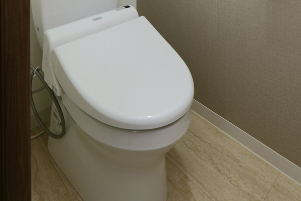 Toilet.  [Bidet] Cleaning function ・ Adopt the shower toilet with a heating toilet seat. It is easy to clean with less dirt by antifouling technology Sefi on Detect processing. The upper part has been installed convenient storage rack in such stock up on toilet paper (same specifications)