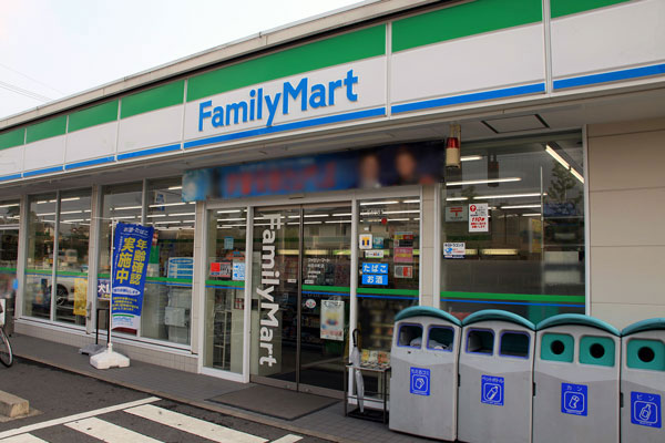 Surrounding environment. FamilyMart solder Nakamachi store (1-minute walk ・ About 40m)