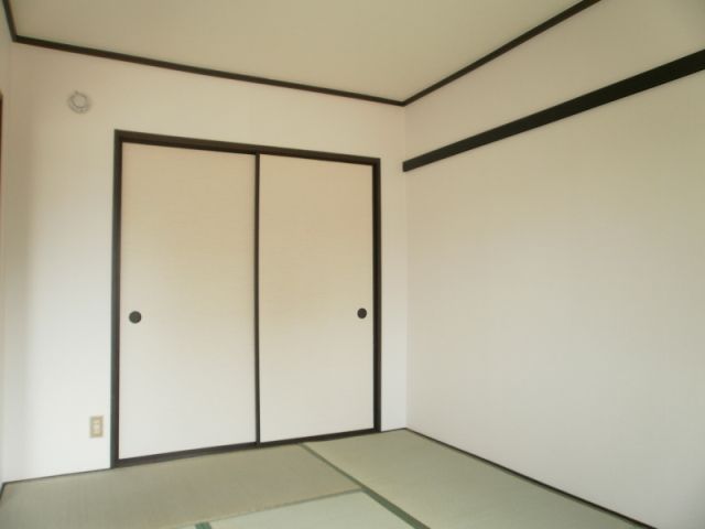 Living and room. Is a Japanese-style room. 