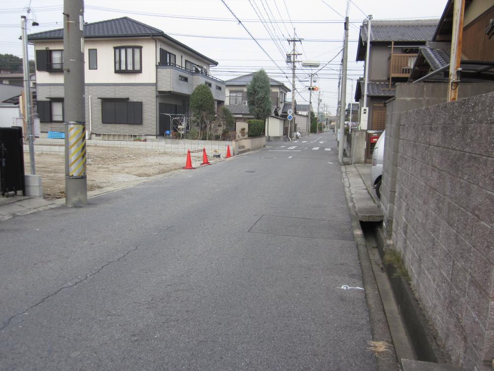 Local photos, including front road. Frontal road