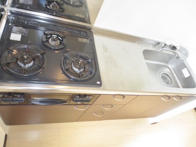 Kitchen. 3-neck gas stove!