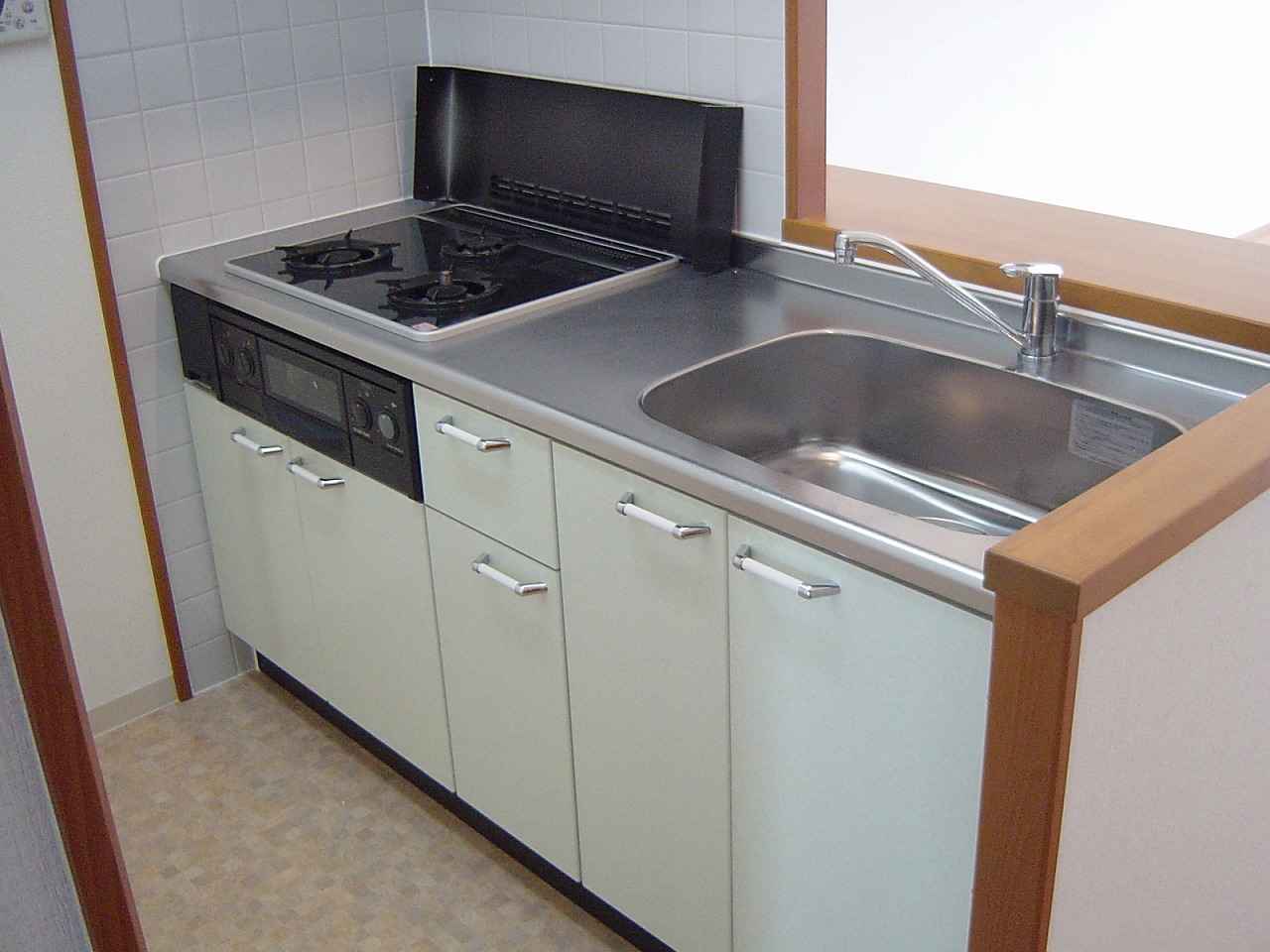 Kitchen. System kitchen ・ Glass top stove