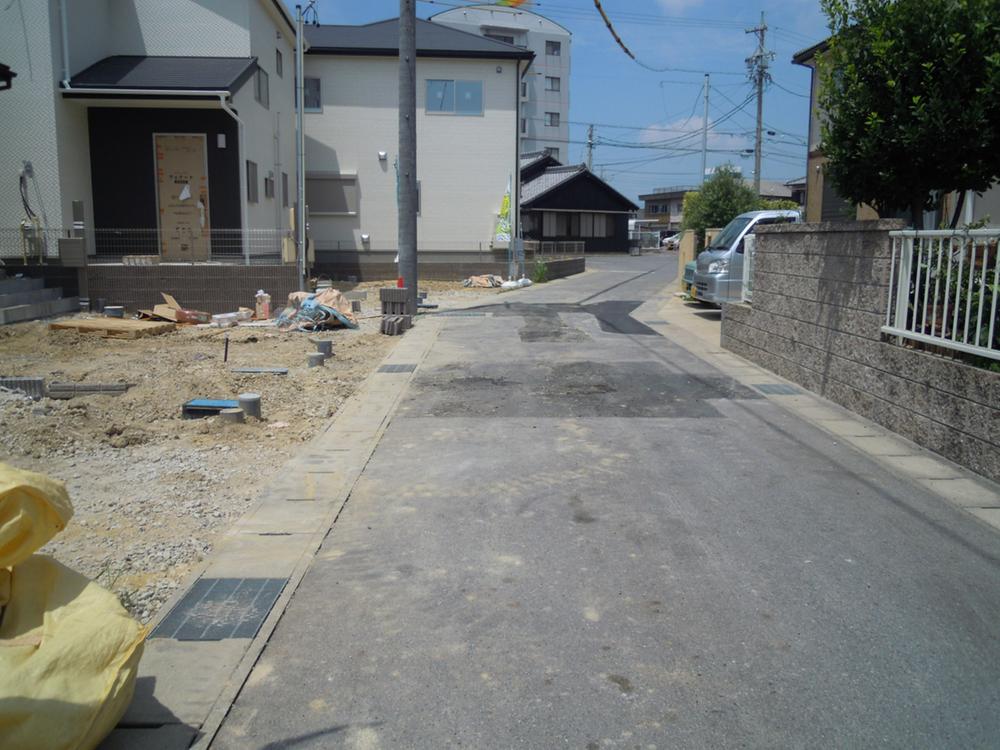 Local photos, including front road. Frontal road North 4m