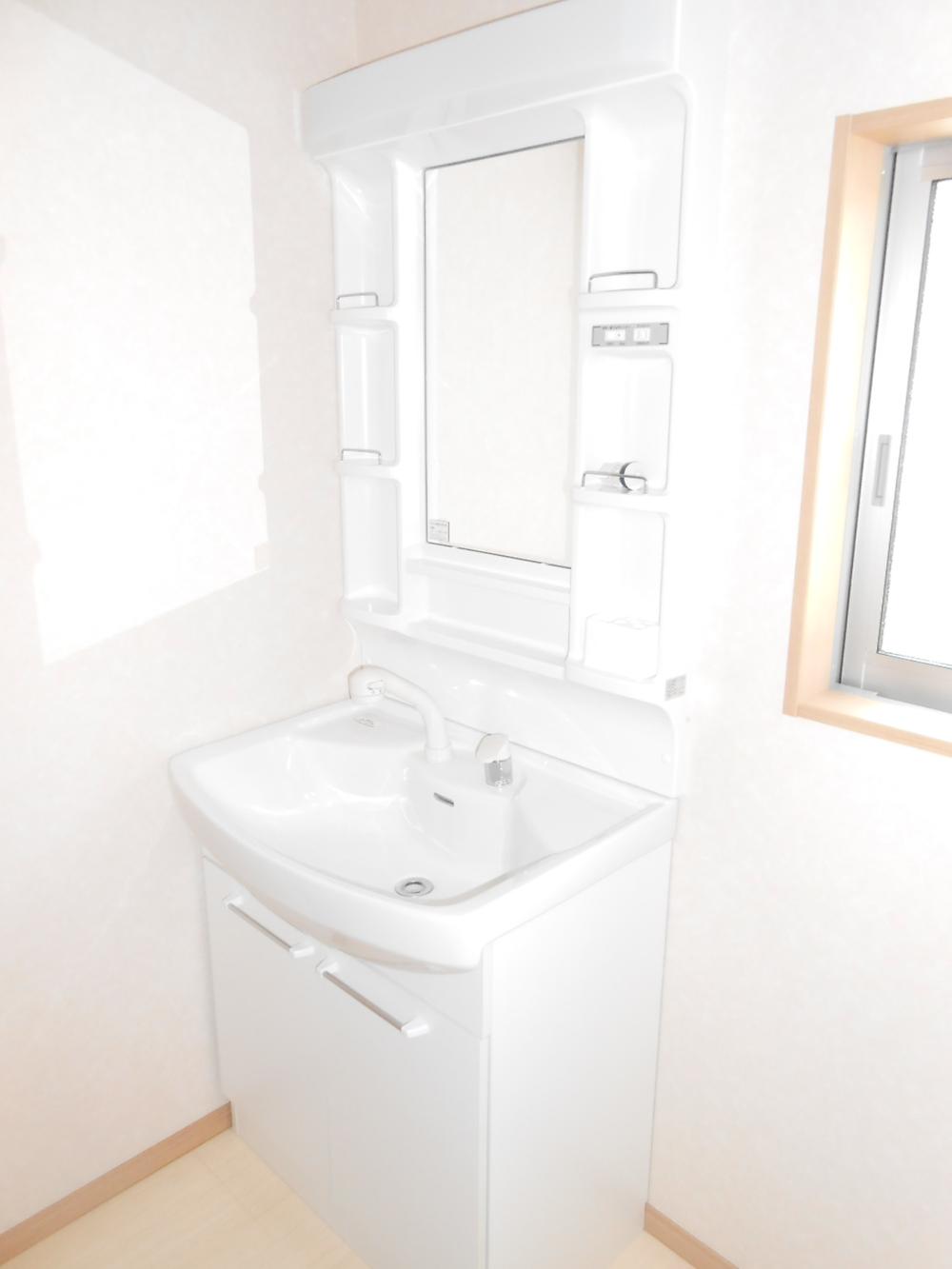 Wash basin, toilet. Vanity with shampoo dresser