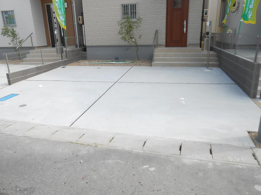 Parking lot. Parallel two possible parking