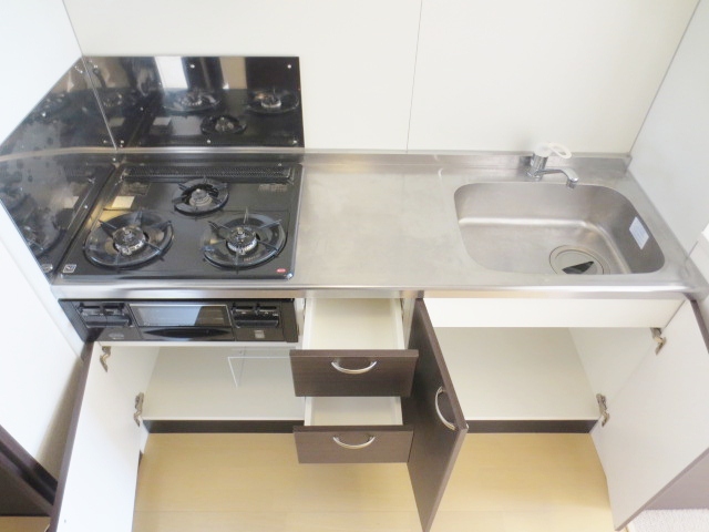 Kitchen. 3-neck gas stove