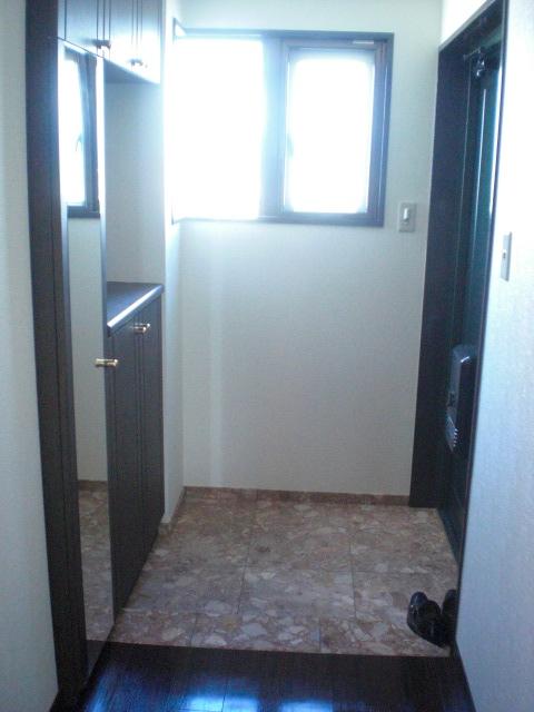 Entrance.  ■ Entrance (December 2013 shooting)