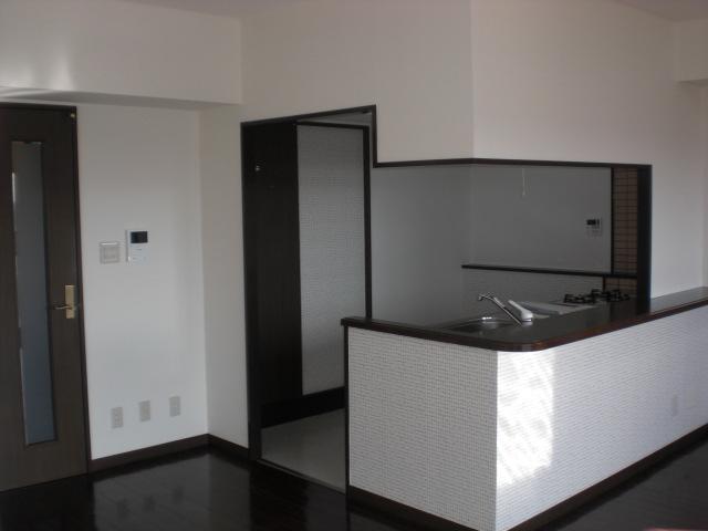 Kitchen.  ■ Face-to-face kitchen (December 2013 shooting)