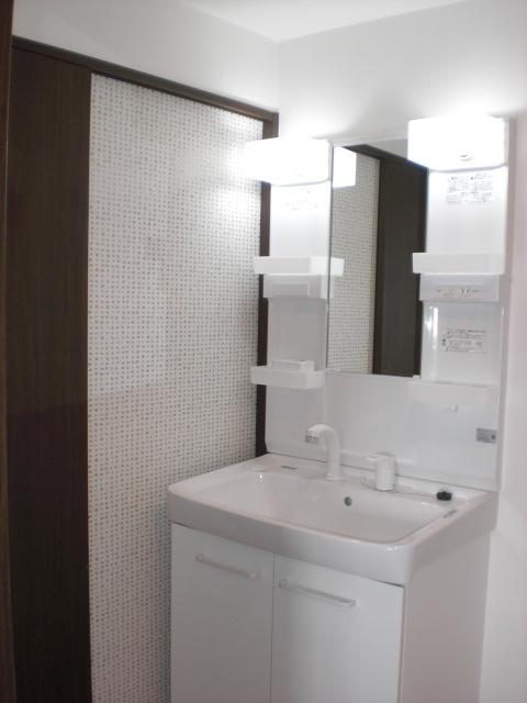 Wash basin, toilet.  ■ Vanity had made ☆ (December 2013 shooting)