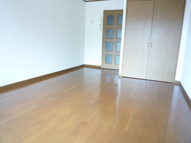 Living and room. Bright interior of the southeastern direction to, Air conditioning ・ Lighting equipped