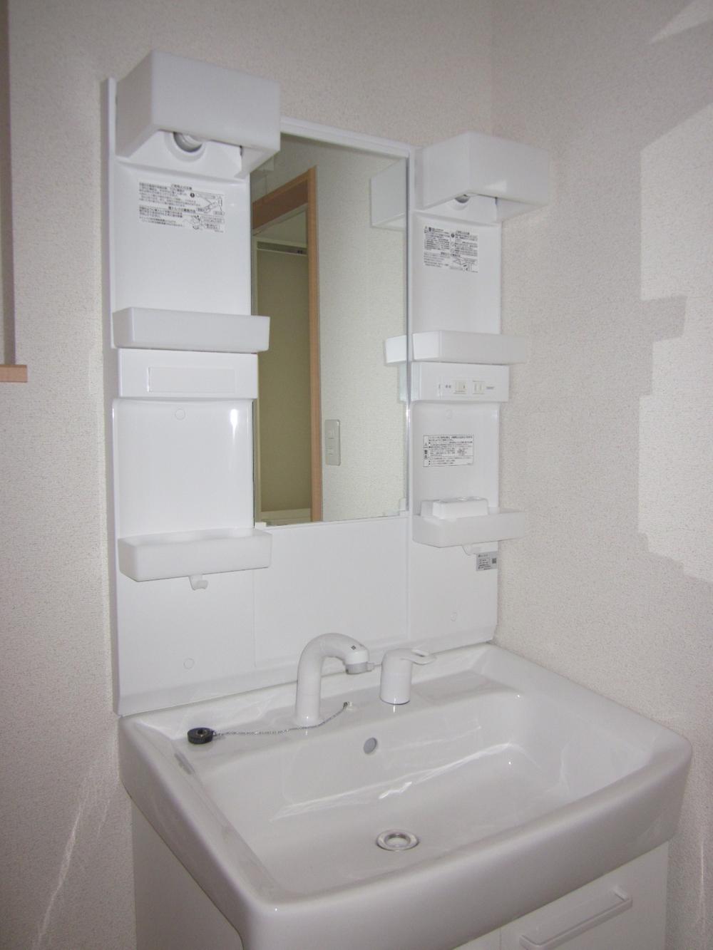 Wash basin, toilet. Shampoo dresser (16 Building)