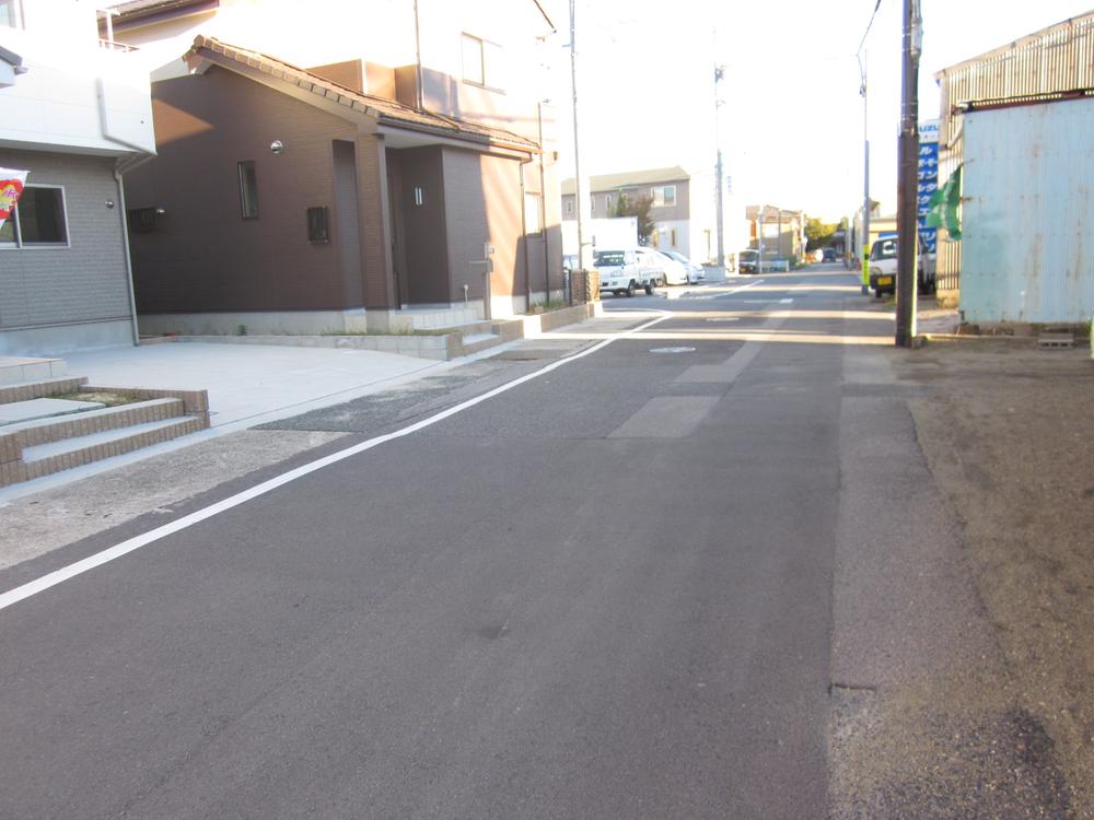 Local photos, including front road. Frontal road East 7.06m