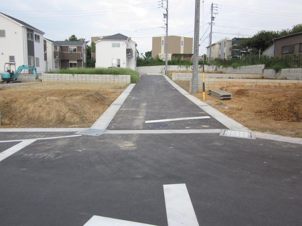 Local photos, including front road. Frontal road North 4.5m