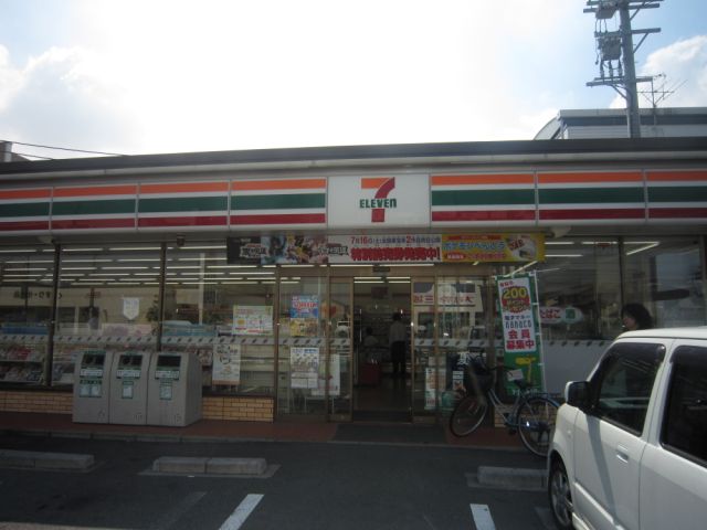 Convenience store. 420m to Seven-Eleven (convenience store)