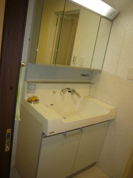 Wash basin, toilet. Indoor (12 May 2013) Shooting