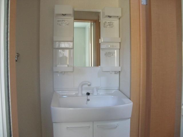 Wash basin, toilet. Shampoo dresser