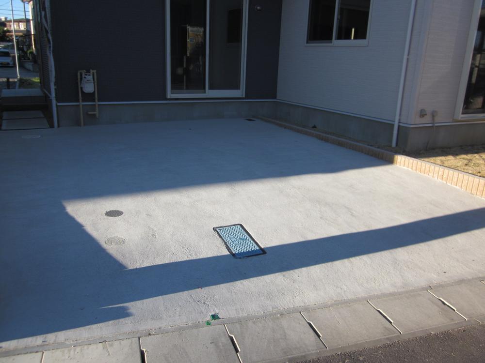 Parking lot. Parallel parking two units can be! 