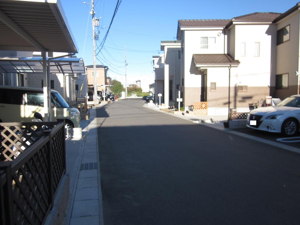 Local photos, including front road. 12 Building front road Southeast side 6.0m