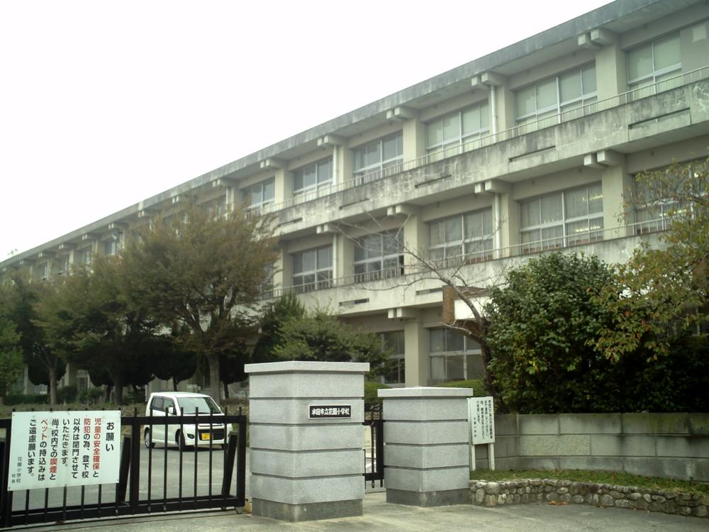 Primary school. 1080m to Garden Elementary School