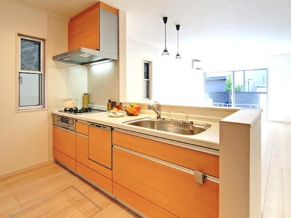 Kitchen. Face-to-face kitchen that can cook with confidence can have children