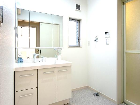 Wash basin, toilet. Washroom with a clean sense of the white tones