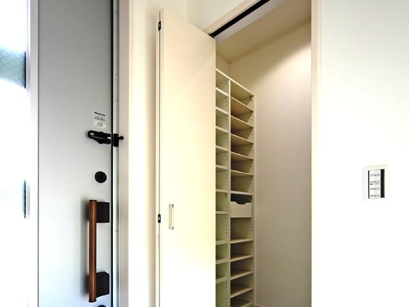 Receipt. Entrance storage