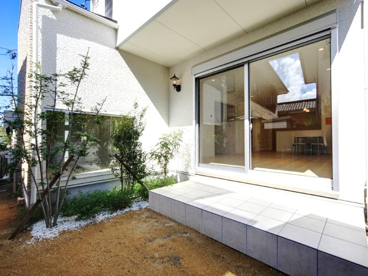 Other introspection. Warm sunshine is plugged tile terrace