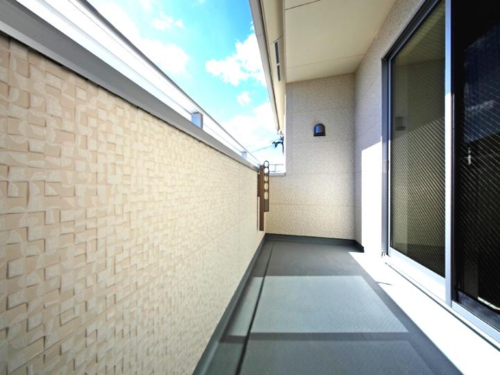 Balcony. Also easy Jose your laundry in the spacious balcony. 