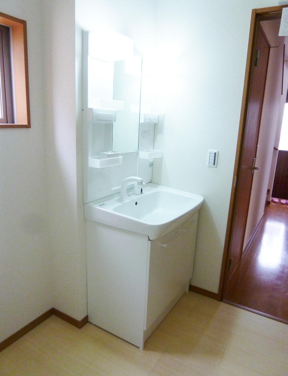 Wash basin, toilet. Room (August 2013) Shooting