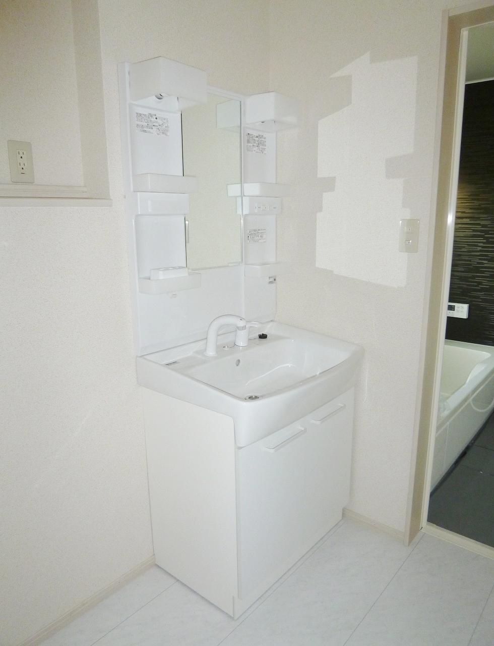 Wash basin, toilet. Room (August 2013) Shooting