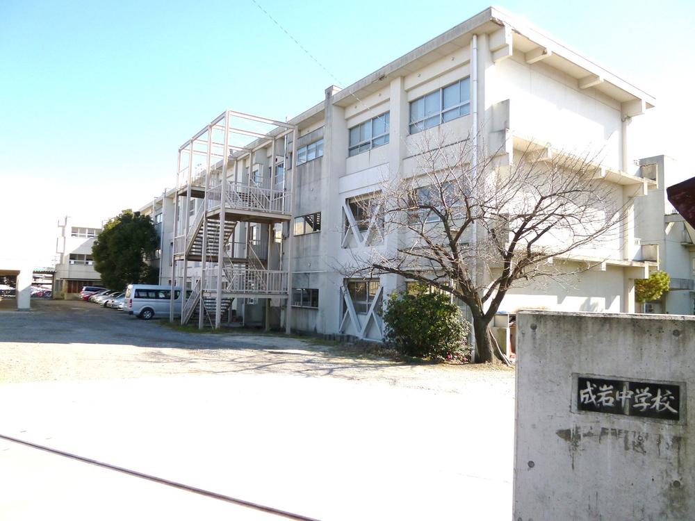 Junior high school. 890m until the solder Municipal rocks Junior High School