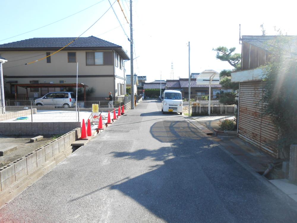 Local photos, including front road. Frontal road