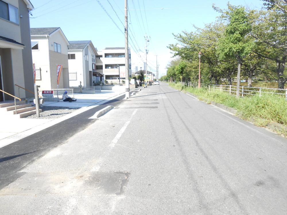Local photos, including front road. Frontal road Southeast side 11.5m