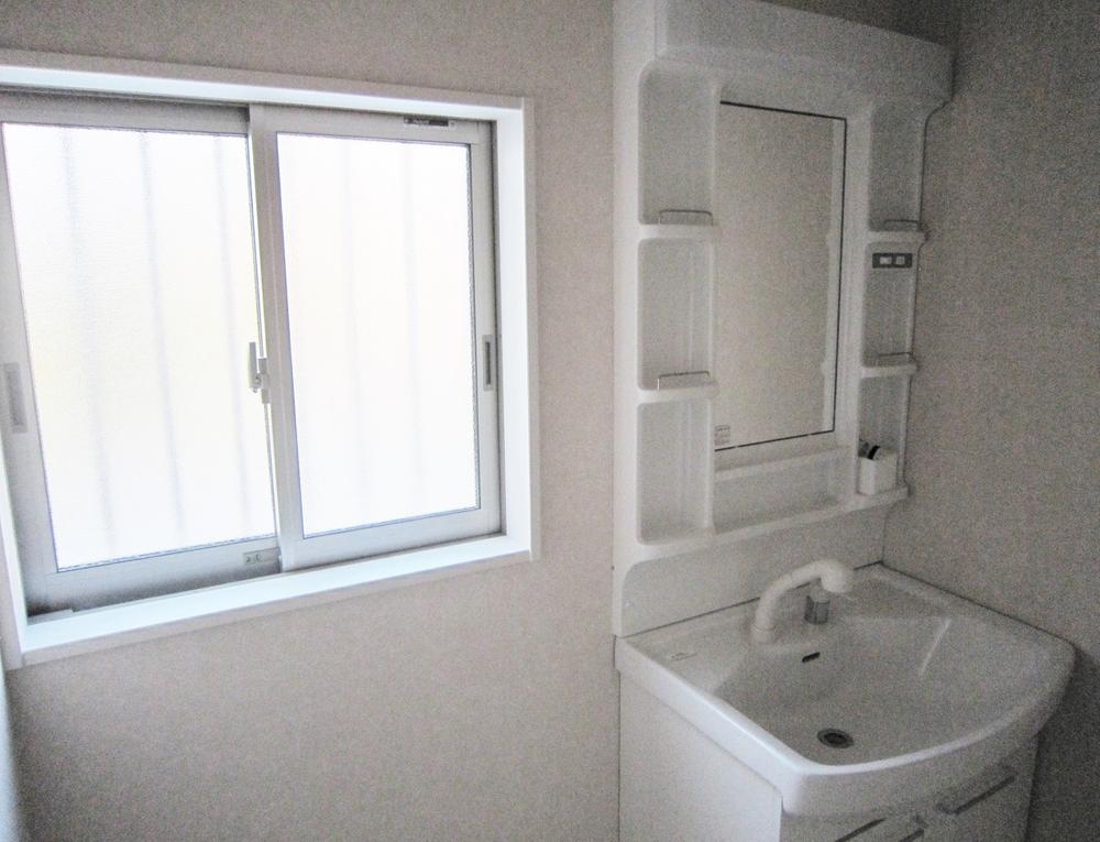 Wash basin, toilet. Room (August 2013) Shooting