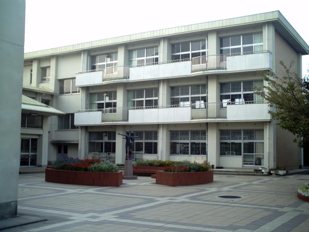Primary school. 470m until the solder Municipal Yokokawa Elementary School