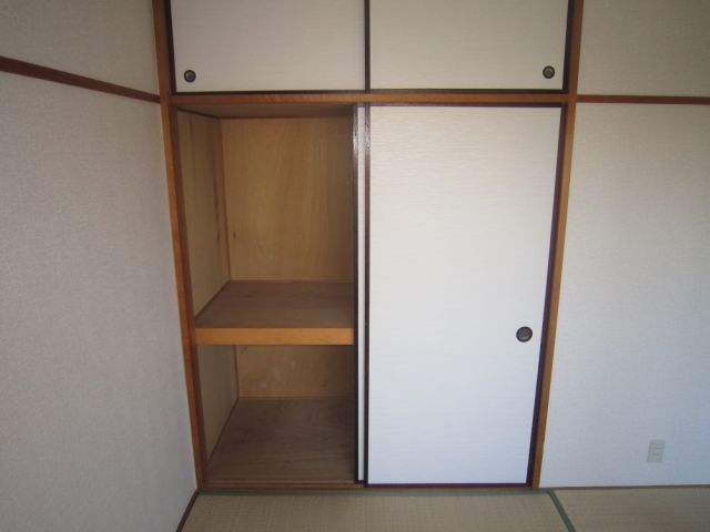 Receipt. It is a closet of the Japanese-style room. 