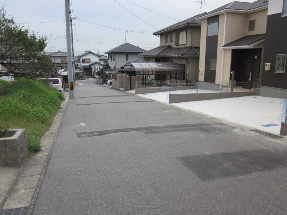 Local photos, including front road. Frontal road North 6m