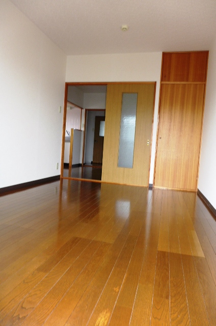 Other room space. It faces to the three-room balcony