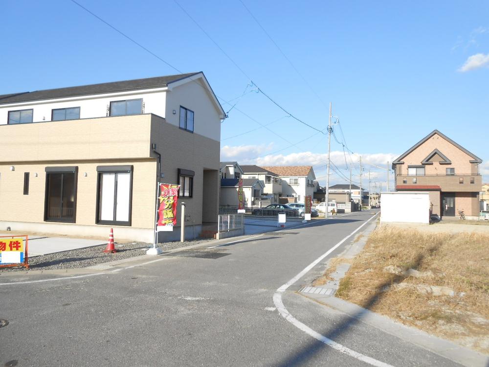 Local photos, including front road. Frontal road Southeast side 6m