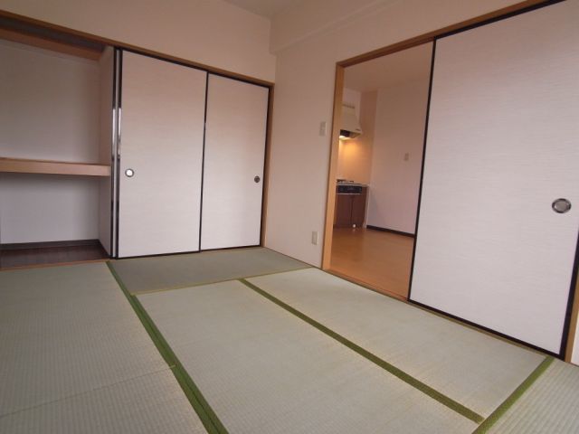 Living and room. I like the tatami of atmosphere