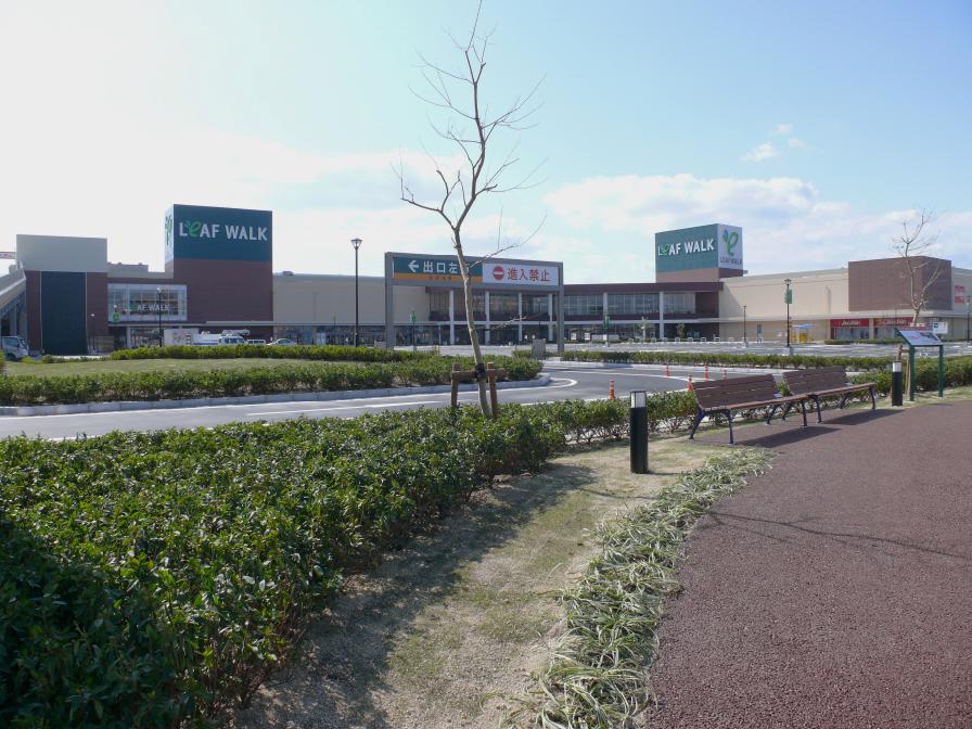 Shopping centre. 2499m to the leaf walk Inazawa (shopping center)